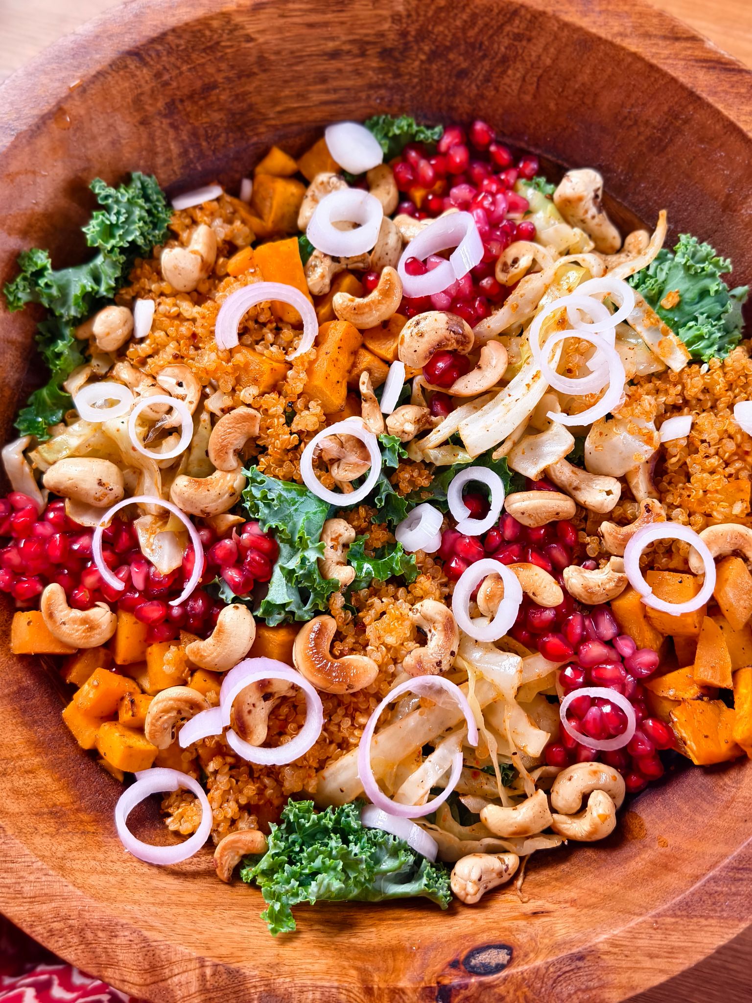 Pečený salát s batátem, quinoou a granátovým jablkem